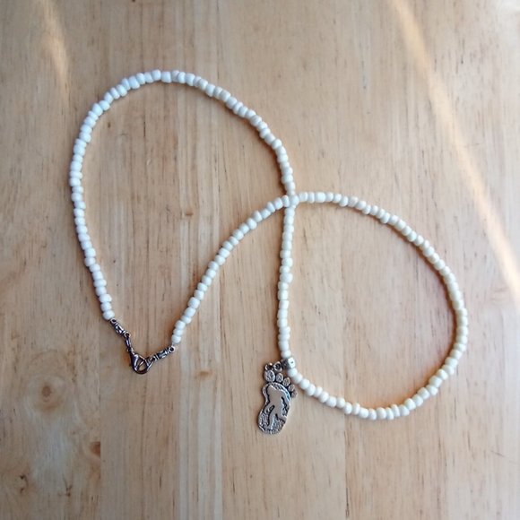 Bigfoot Sasquatch white beaded Necklace 20" - Picture 4 of 6